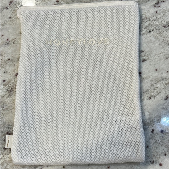 NEW Honeylove Mesh Zip up Laundry Bag Intimates Lingerie Bra Undies NWOT - Picture 1 of 3